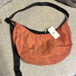 BAGGU  Rhubarb medium nylon cresent